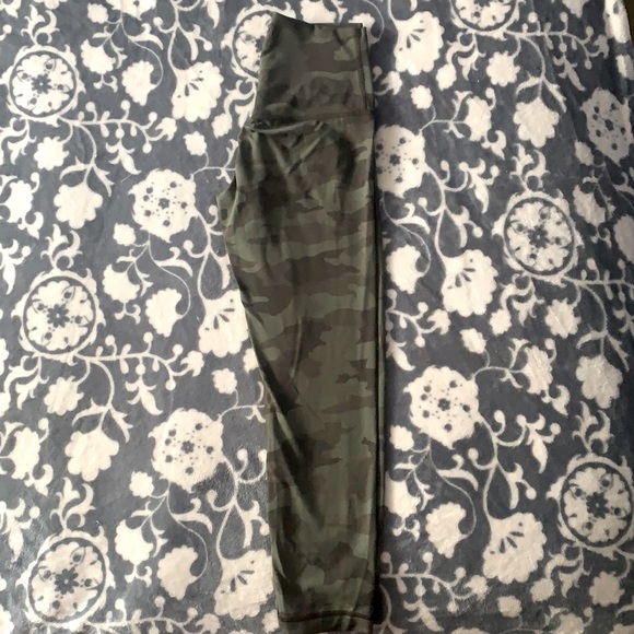 Brand New Lululemon Leggings Camo Aligns Cropped - Picture 2 of 2